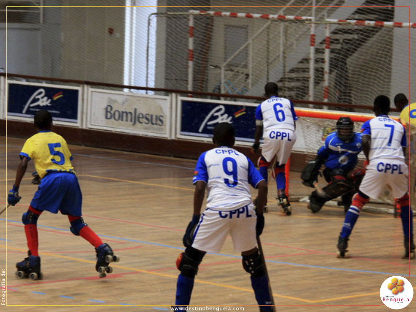 JOGO DE HÓQUEI EM PATINS