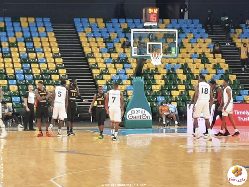 Pormenor de um jogo de basquetebol da selecção nacional - Arquivo 